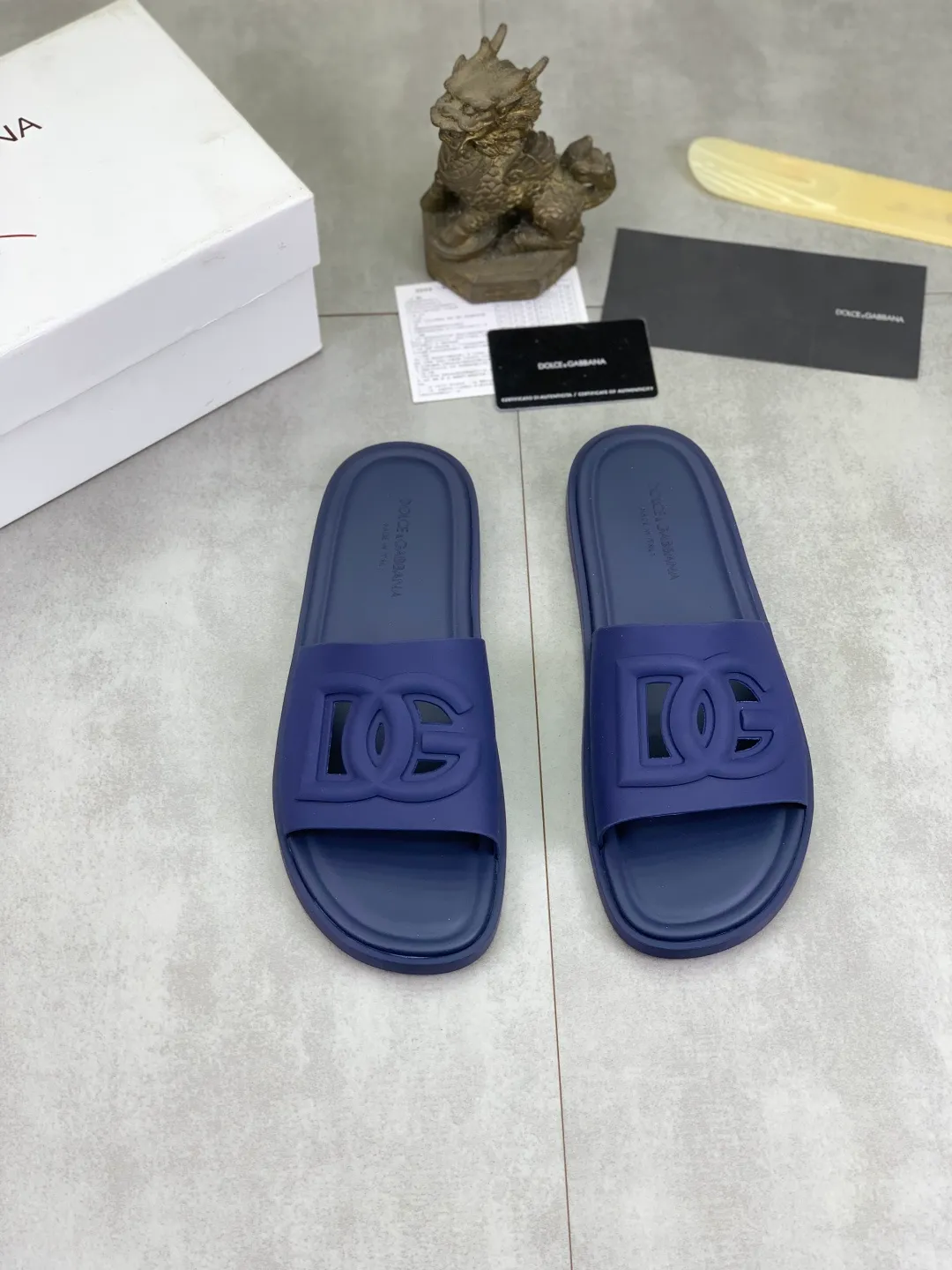 Men's shoes 💰P280 [New model] 💰High-quality slippers💎💎💎 DG official website synchronizes the latest slippers🩴 The highest version on the market, accept material comparison, shoe type comparison, process comparison, practical and textured, versatile and suitable for any occasion, the more you look at it, the more flavorful it becomes. Purely handmade craftsmanship - Upper material, calfskin imported from Italy 🇮🇹 - High-quality water-dyed sheepskin lining - Original high-quality private model customized combination outsole (super comfortable) -Size: 38-45 Color: 5️⃣ colors available